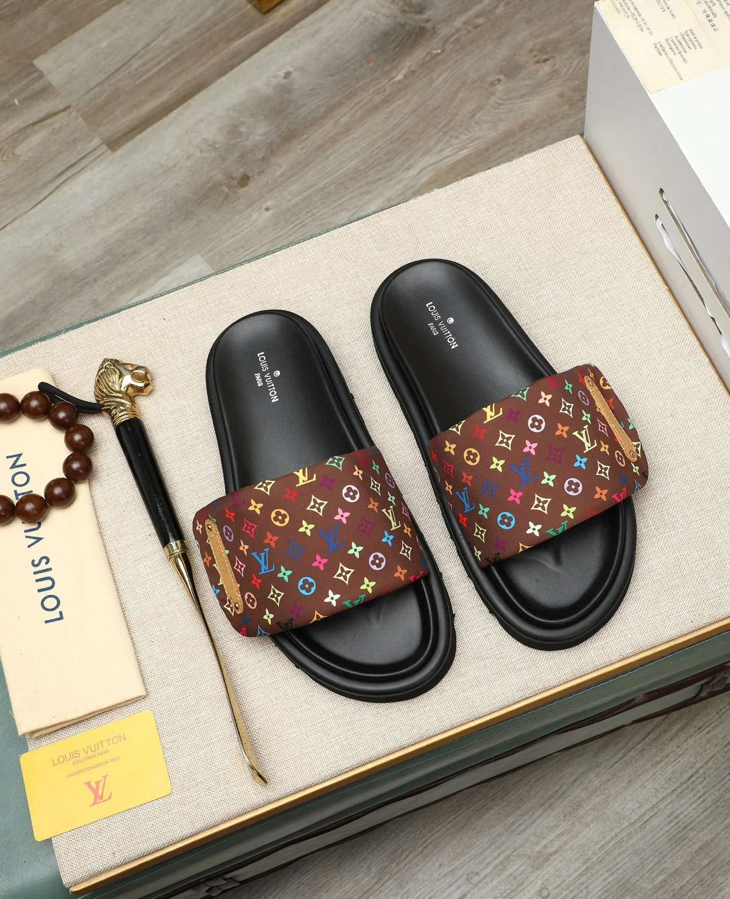Factory price 360 ​​🐢🐢Men's shoes for couples, with drawer box [LOUIS VUITTON] Louis Vuitton, the latest LV official website printed wallet and men's and women's slippers 🔥🔥🔥 are now on the market. The drawer box is packaged with cloth bags and cards. The upper pattern looks very soft and waxy, and is a super versatile leg slimming tool. Fabric: Imported denim/down silk cotton embossed, LV hardware LOGO, official website pattern printing, lining: water-dyed sheepskin down filling, comfortable to wear, feet: high-elastic PU water platform. Sole: foam sole, heel height: about 5cm. Code number 36-44, (35 45 customized)